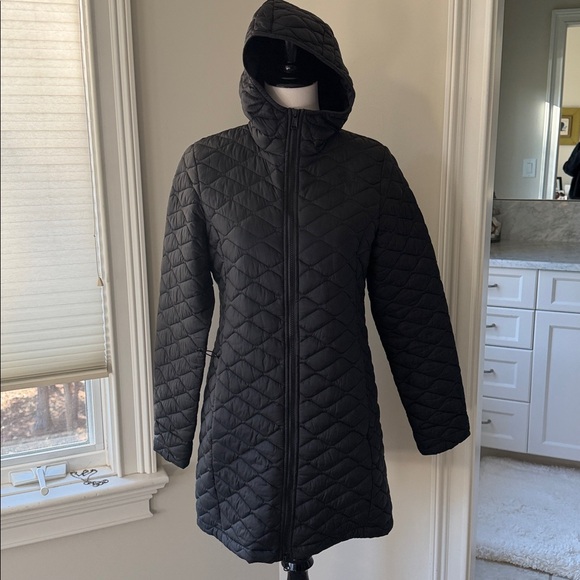 The North Face Womens ThermoBall Insulated Hooded Parka - Black-Medium, like new - Picture 5 of 12